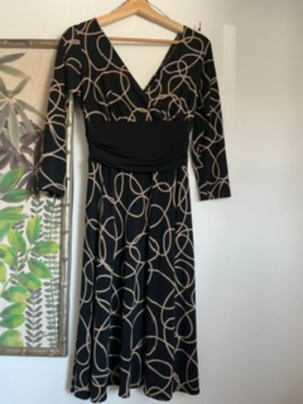 🧡3/$15 Maggy London Tan Swirl Print Jersey V-Neck Dress